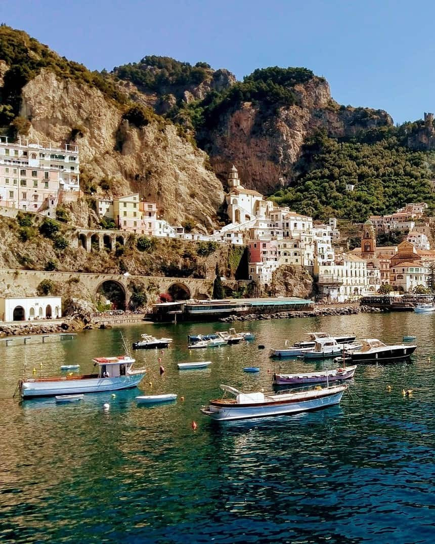 Pueblo sobre un acantilado con vistas al mar en la costa amalfitana